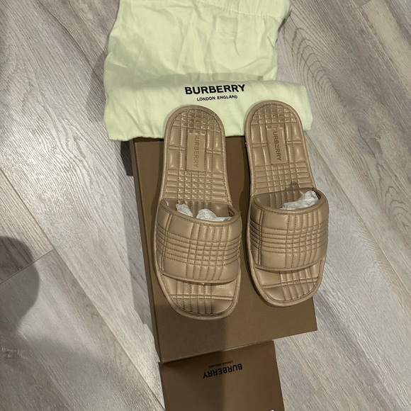 Burberry Flat Sandals 2022 collections  EXCLUSIVE won’t find them anywhere ! - Picture 5 of 6